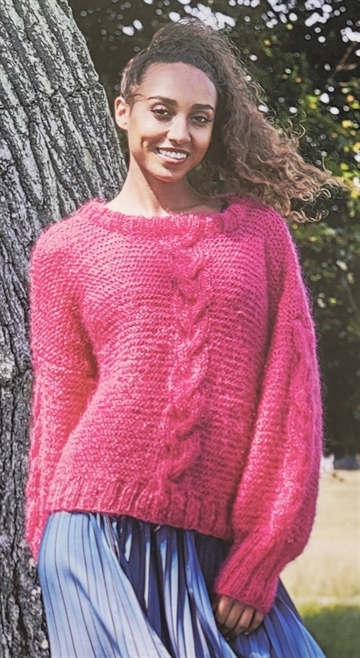 Retstrikket sweater med snoninger i Bella by Permin